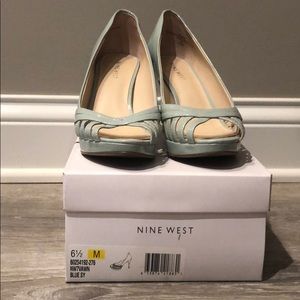 Peep toe patent leather pumps